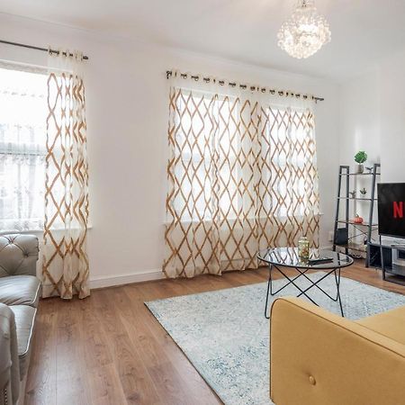 Entire Lovely Family Home With Parking, Wifi, Netflix, Self Check-In Londra Exterior foto