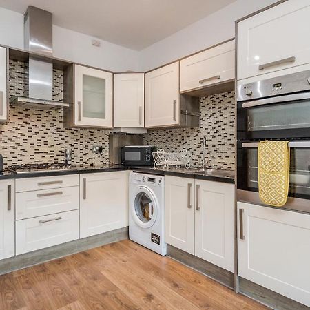 Entire Lovely Family Home With Parking, Wifi, Netflix, Self Check-In Londra Exterior foto